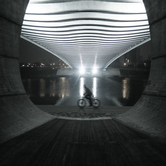 Cyklista pod Trojským mostem