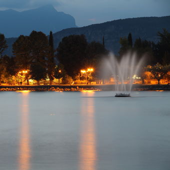Večerní Lago di Garda s vodotryskem