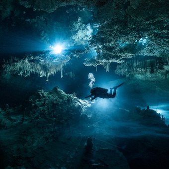 Potápěč proplouvající scenérií v jeskyni Tajma Ha - upstream