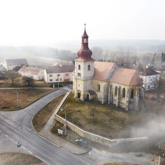 Kostel sv. Martina v ranní mlze