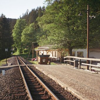 Forellenhof - 03.06.2023: pohled na malé vlakové nádraží v německých Krušných horách - analog