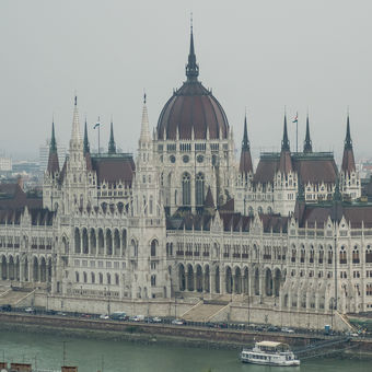 Maďarský parlament v dešti