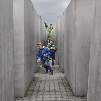 Labyrintem Památníku holocaustu