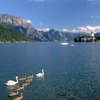 Jezero Traunsee s vodním zámkem Ort v Rakousku