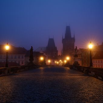 Mlhavé ráno na Karlově mostě