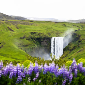 Islandský vodopád Skógafoss