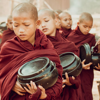 Mniši – nováčci – žebrají rýži