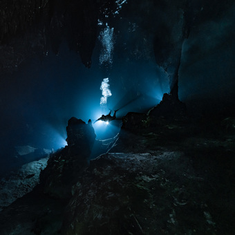 Potápěč v zatopené jeskyni Cristal (Naharon) - upstream na Yukatánu v Mexiku