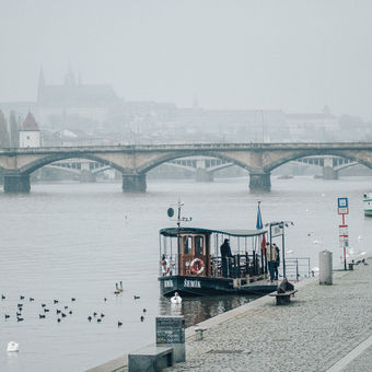 Prázdná a chladná Praha v mlze