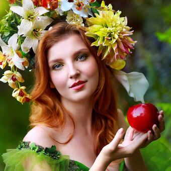 Dívka s jablkem