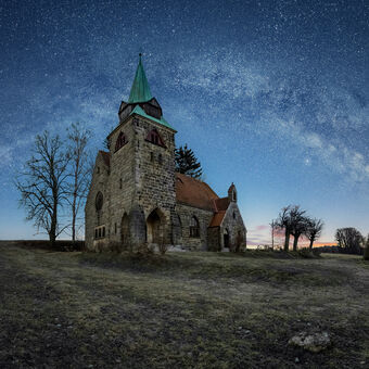 Kostel v Borovničce a hvězdné nebe před úsvitem