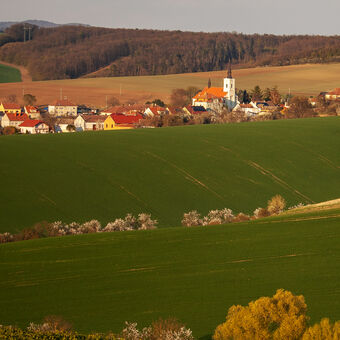 Podvečerní jarní pohled na vesničku Věteřov