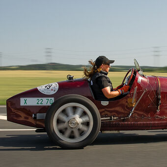 Červená Bugatti č. 2