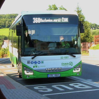 Autobus na zastávce v Metylovicích na Vrchovině - detail