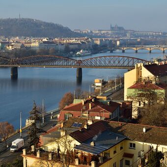 Pohled na Vltavu a železniční most z Vyšehradu