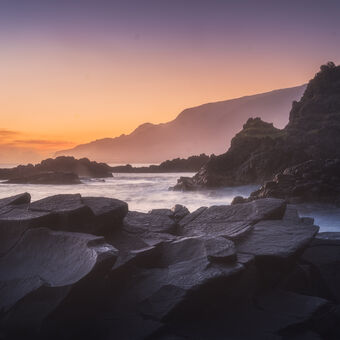 "Godzilla" pláž na Madeiře při východu slunce