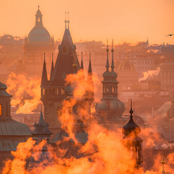 Praha v plamenech.