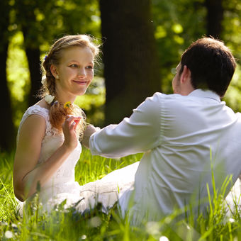Po svatbě na trávě v parku