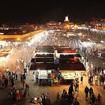 Centrální náměstí Djema el-Fma v Marrákeši v noci.