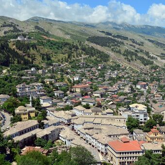 Albanské město Gjirokaster zbudované na horském svahu.