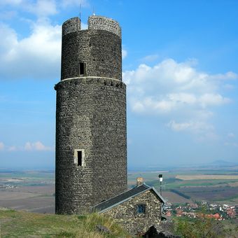 Hazmburk - oválná černá věž