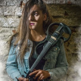 Dívka s houslemi