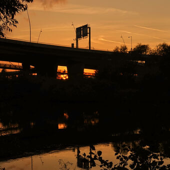 Podvečer za řekou a mostem