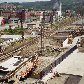 Vsetín, 28. května 2023 pohled na stavbu podchodu u vlakového nádraží analogová fotografie