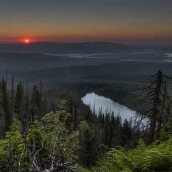 Svítání nad Plešným jezerem