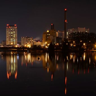 Noční Rochester přes Silver Lake
