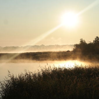 východ slunce nad jezerem Łaźno