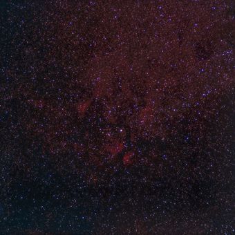IC 1318 – Motýlí mlhovina blízko hvězdy Sadr