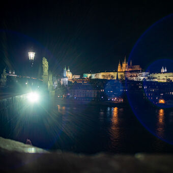 Pražský hrad s pronikavým světlem