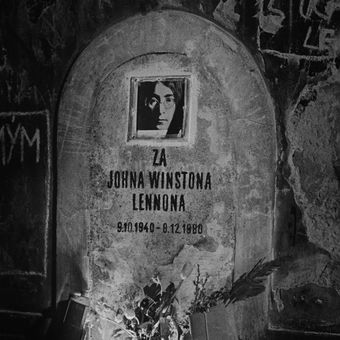 1980: symbolický náhrobek Johna Lennona
