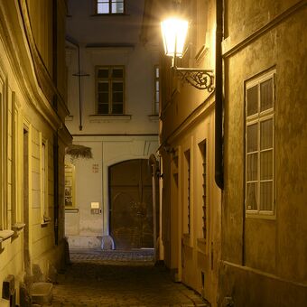 Večer v uličkách pražských