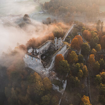 Zřícenina hradu Dívčí kámen v podzimní mlze