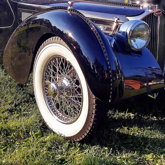 Nejobletovanější auto na výstaavě - Bugatti