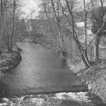 potok Chomutovka v Bitozevsi 25. února 2024 na černobílém filmu