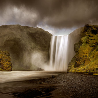 stopy Vikingů pod vodopádem Skógafoss na Islandu