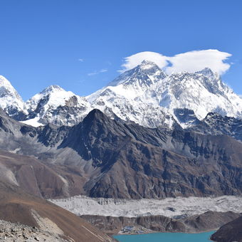 Mount Everest z Renjo La.