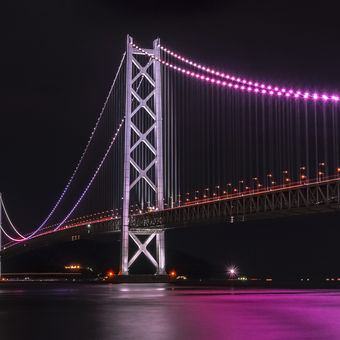 Zářící velikán...Akashi Kaikyō, nejdelší visutý most na světě.