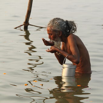 Modlitba za posvátnou řeku Gangu ...