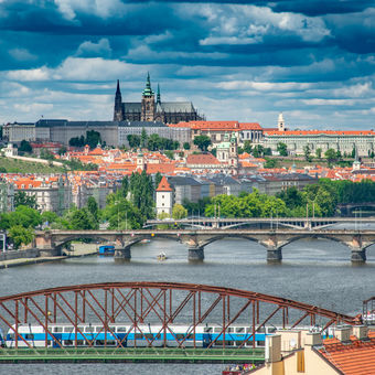 Pražské mosty v popředí