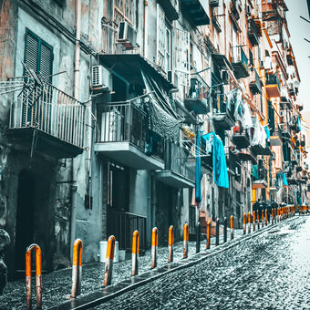 Neapolské ulice po dešti