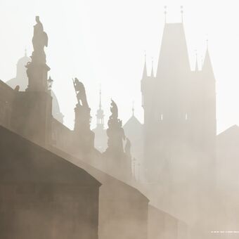 Mlhavé ráno na Karlově mostě