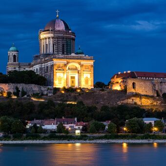Katedrále v Esztergom pohled ze slovenského břehu Dunaje