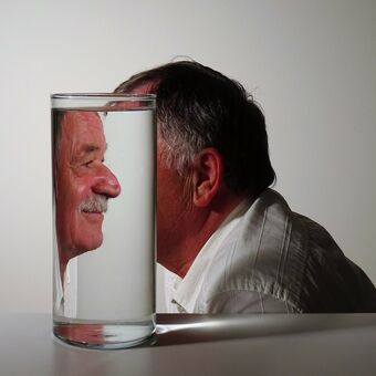 Portrét ve sklenici vody