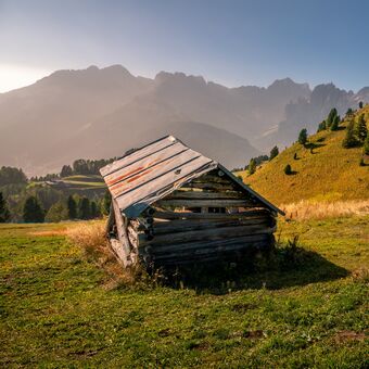 Chátrající-  (na  obzoru Dolomity)