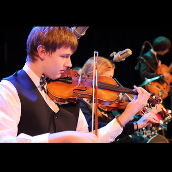 Nadějný houslista z kapely Swing Melody Ostrov na koncertu v DK v Ostrově 6.12.2013