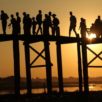 Soumrak na mostě v Barmě